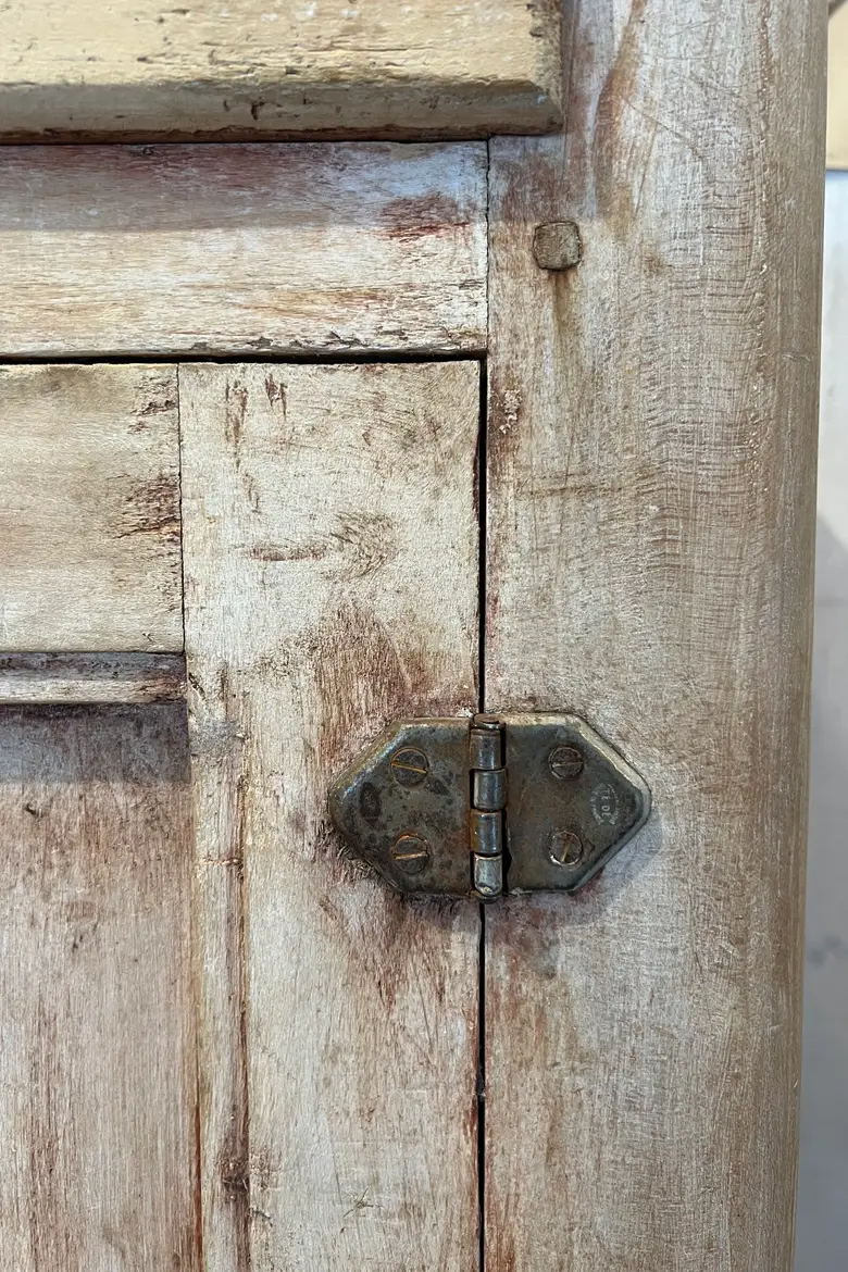 Ancien buffet patiné Début XXème