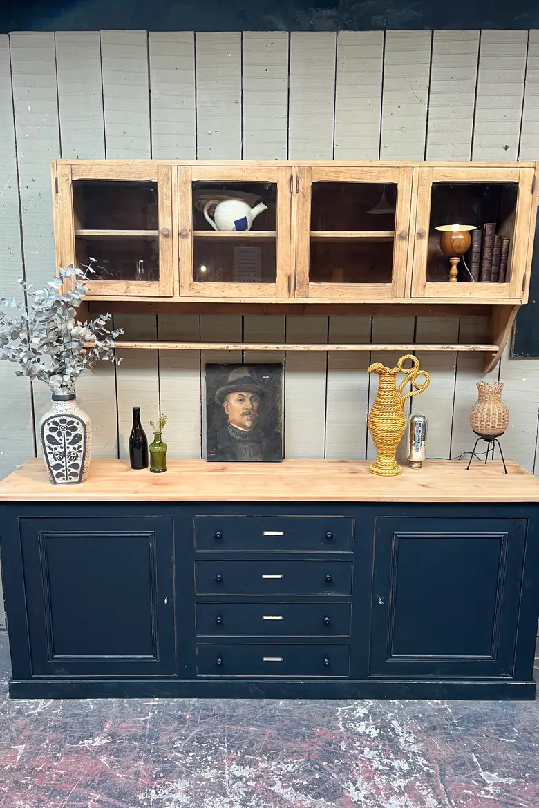 Ancien buffet peint en noir