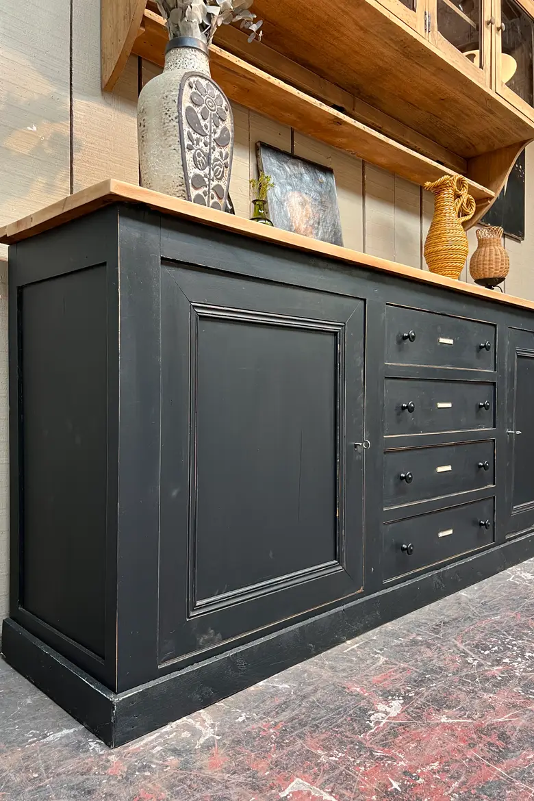 Ancien buffet peint en noir