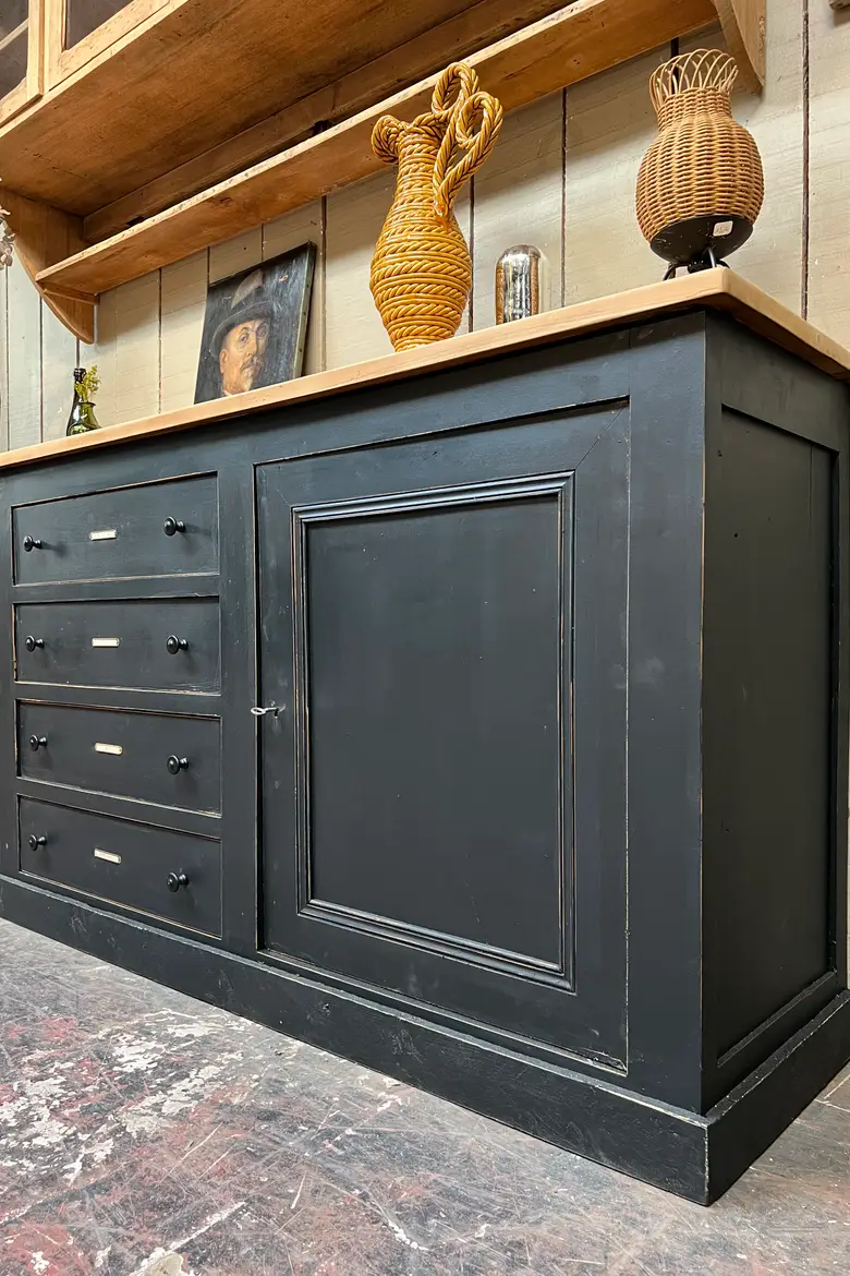 Ancien buffet peint en noir