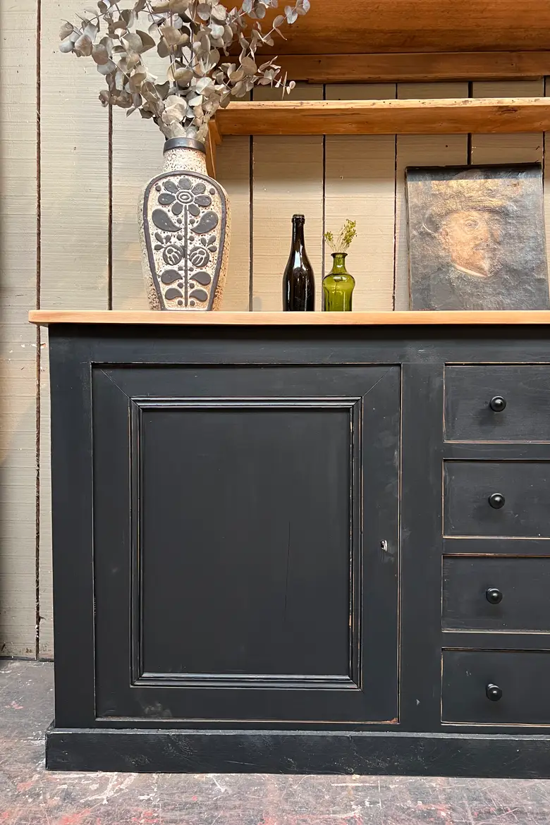 Ancien buffet peint en noir
