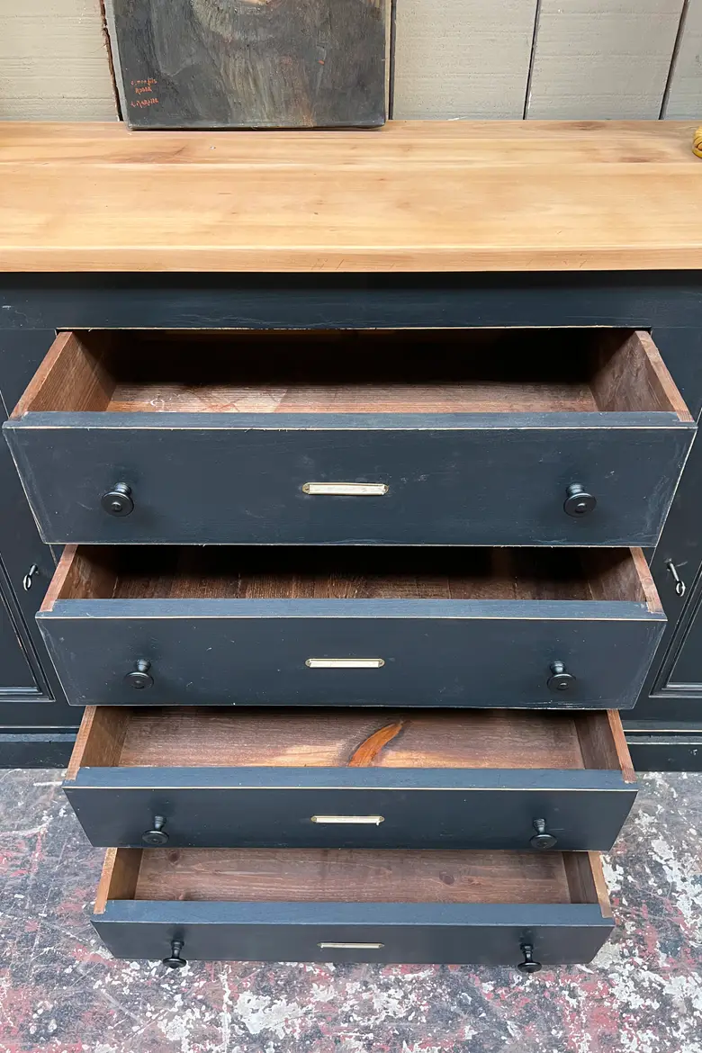 Ancien buffet peint en noir