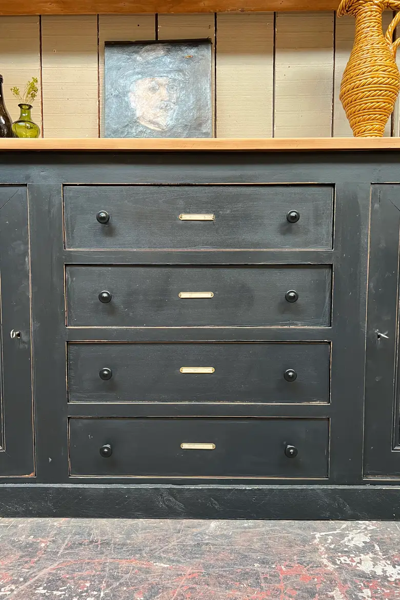 Ancien buffet peint en noir