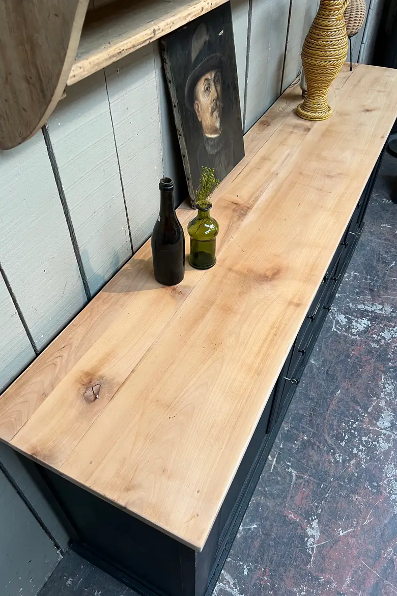 Ancien buffet peint en noir