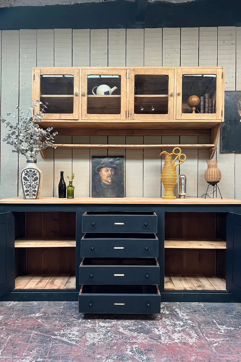 Ancien buffet peint en noir