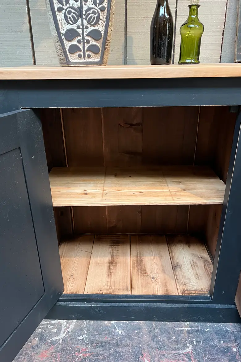 Ancien buffet peint en noir