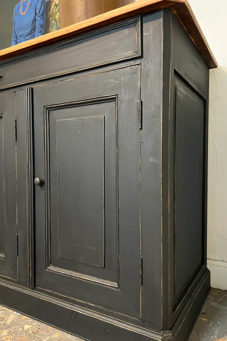 Ancien buffet peint en noir Début XXème