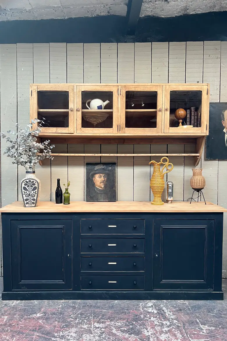 Ancien buffet peint en noir
