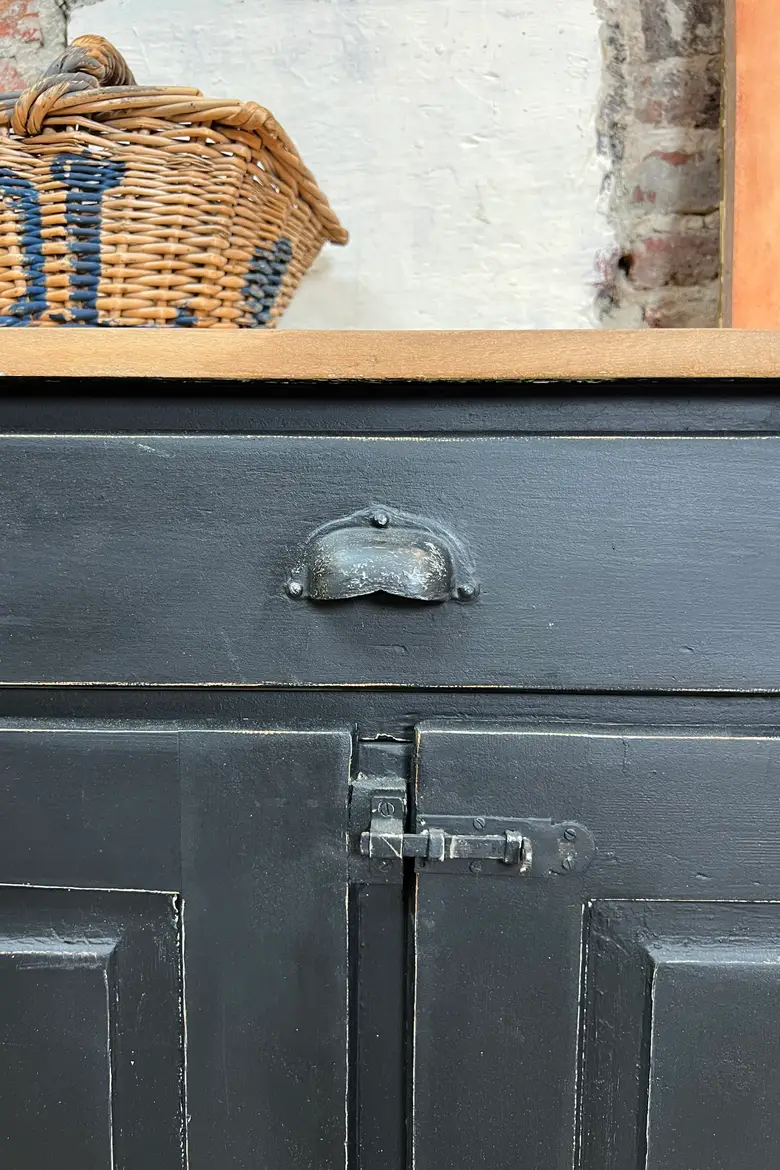 Ancien buffet peint en noir - XXe siècle