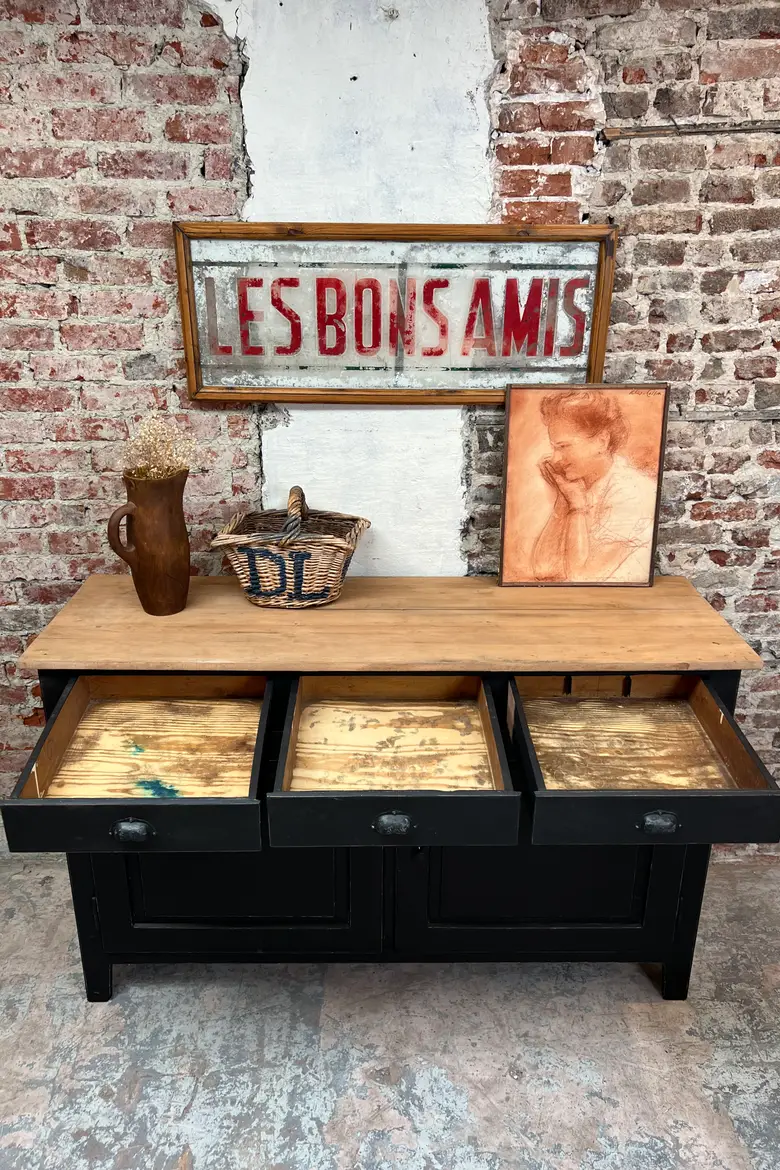 Ancien buffet peint en noir - XXe siècle