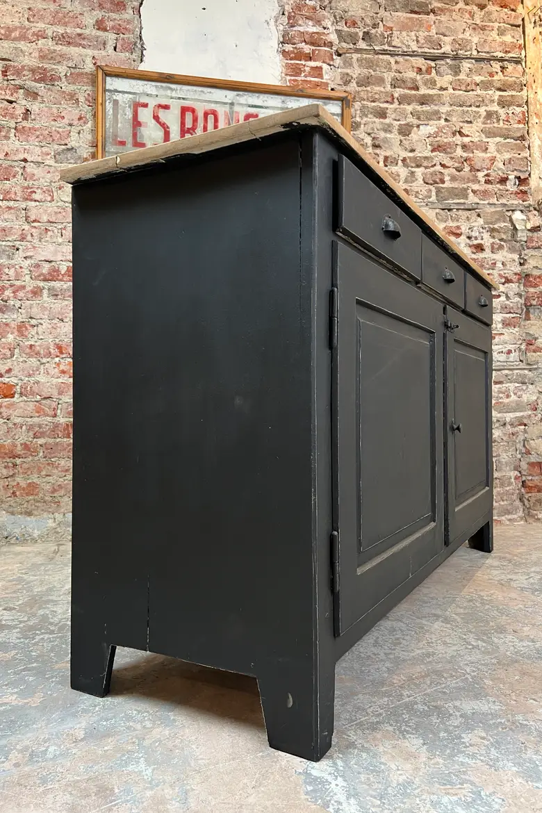 Ancien buffet peint en noir - XXe siècle