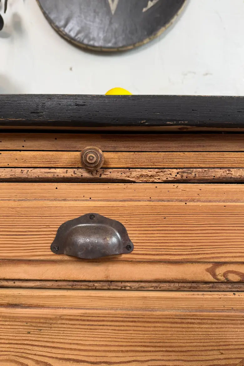Ancien buffet rustique en sapin – XIXe siècle