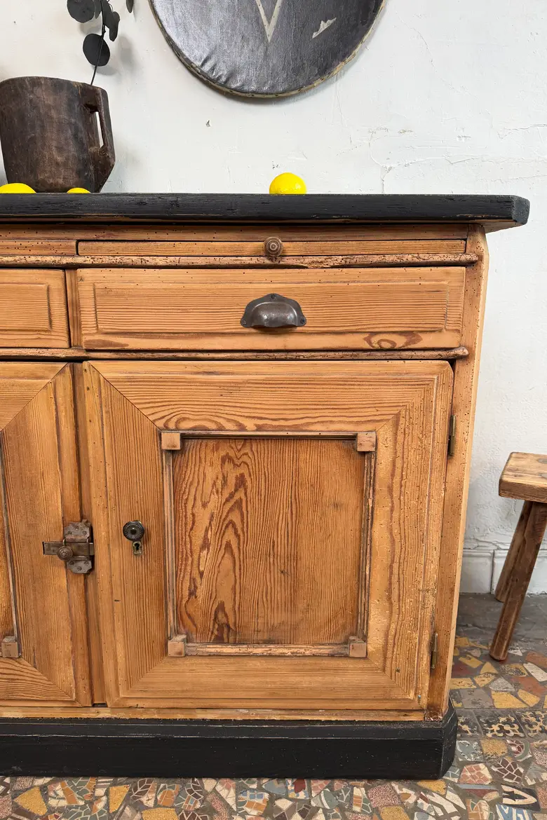 Ancien buffet rustique en sapin – XIXe siècle