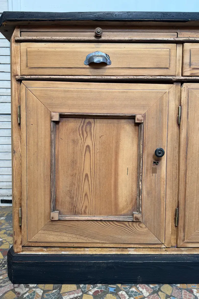 Ancien buffet rustique en sapin – XIXe siècle