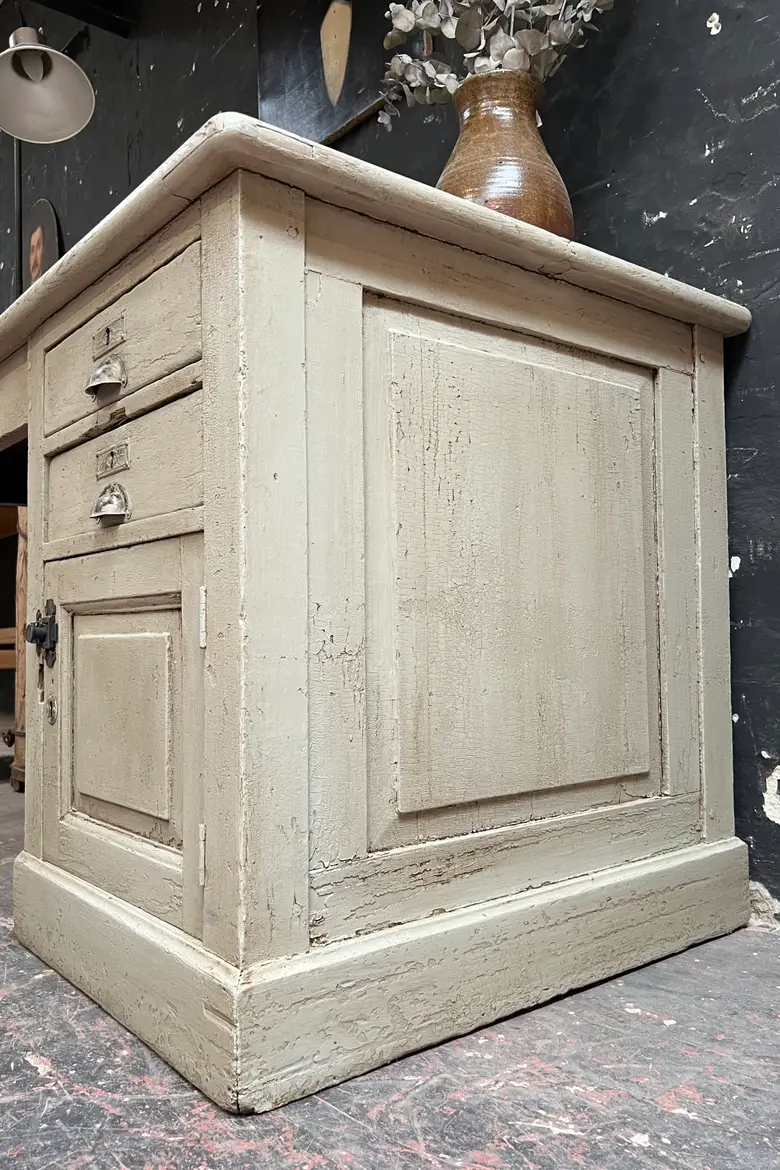 Ancien bureau d’atelier Début XXème peint en vert