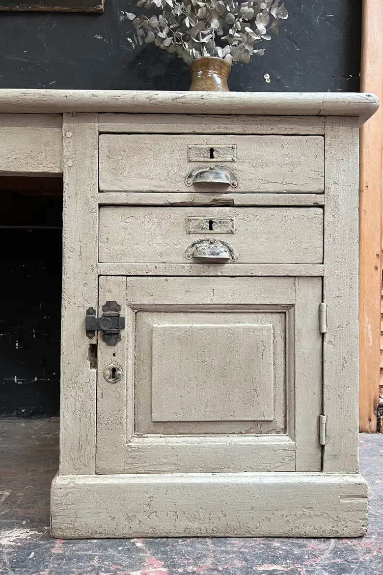 Ancien bureau d’atelier Début XXème peint en vert