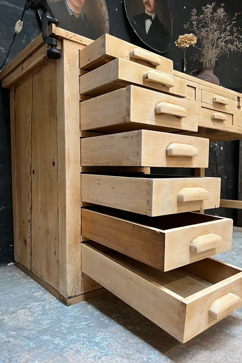 Ancien bureau de cordonnier début 20e