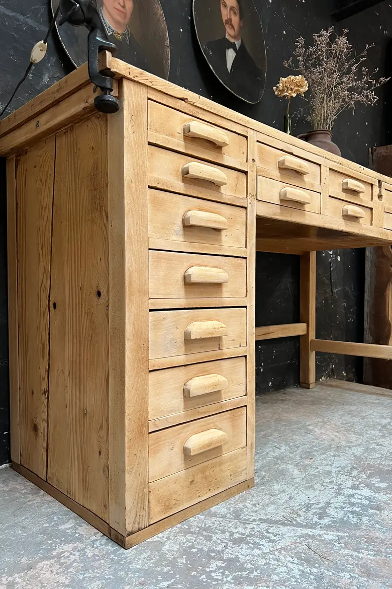 Ancien bureau de cordonnier début 20e