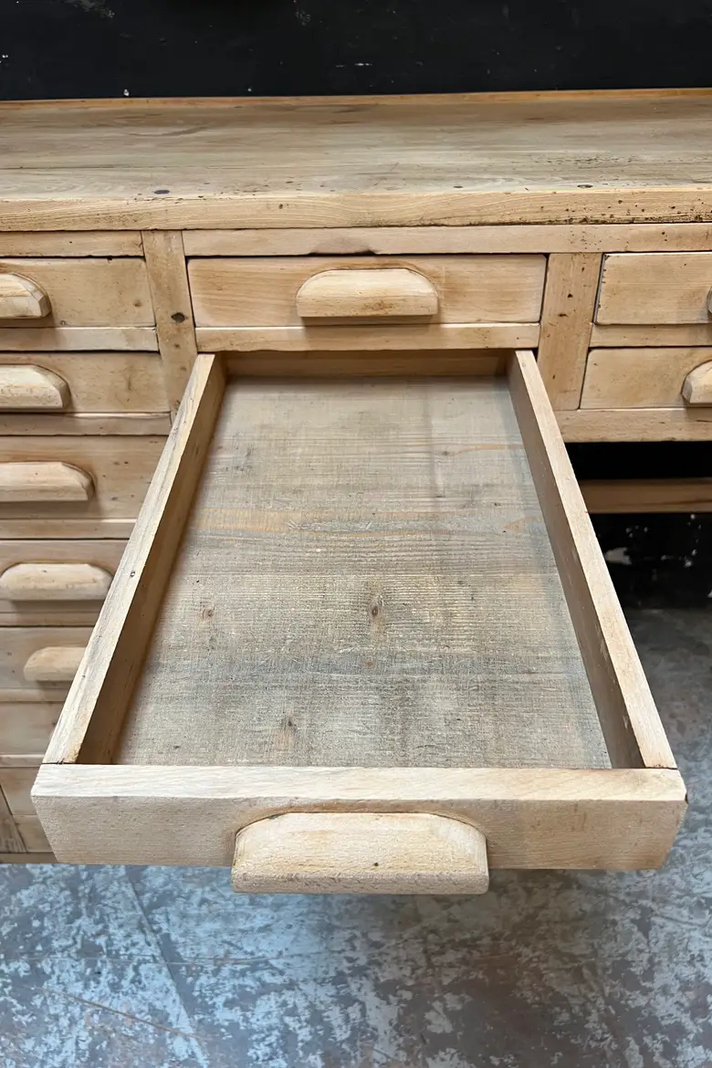 Ancien bureau de cordonnier début 20e