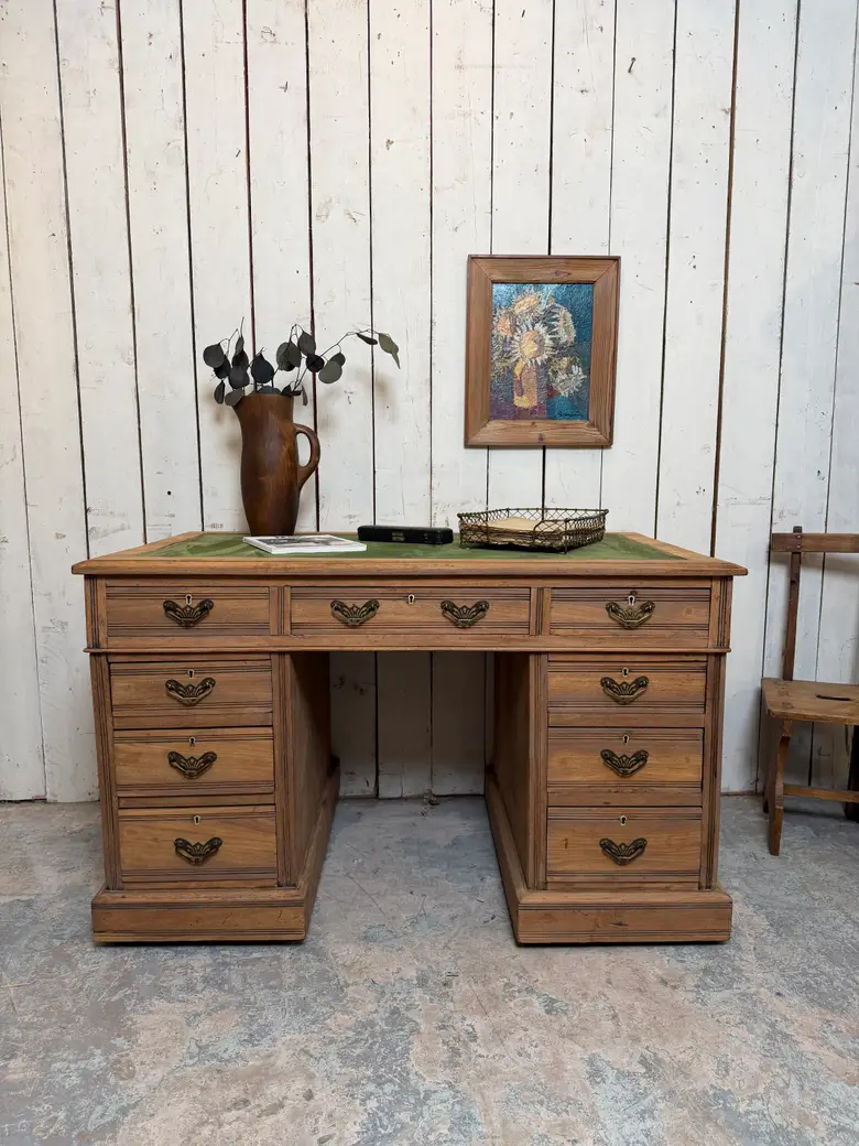 Ancien bureau en noyer — Ancien bureau en noyer