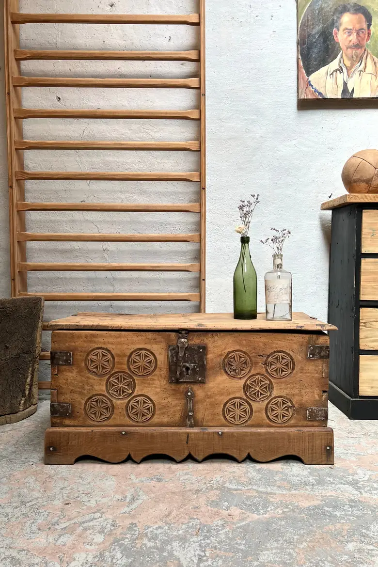 Ancien coffre art populaire XVIII