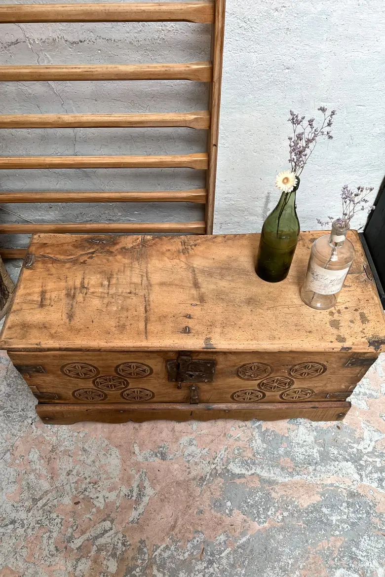 Ancien coffre art populaire XVIII