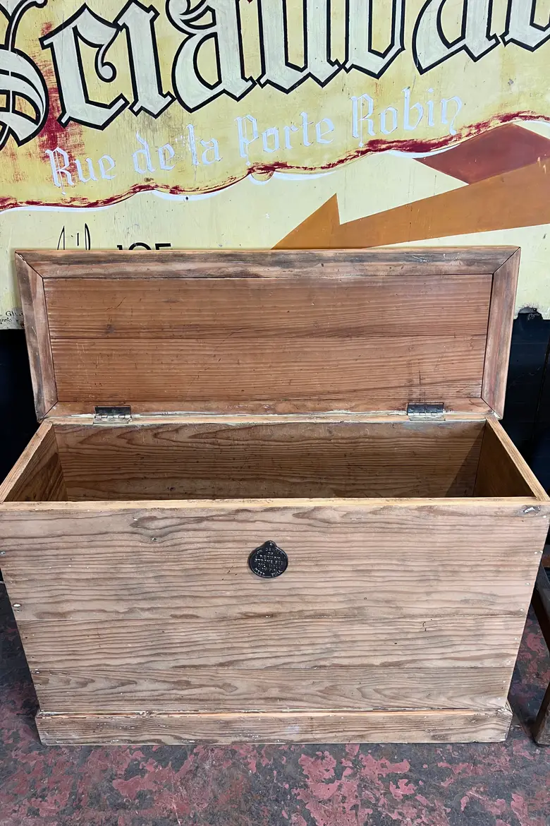 Ancien coffre en bois brut Début XXeme