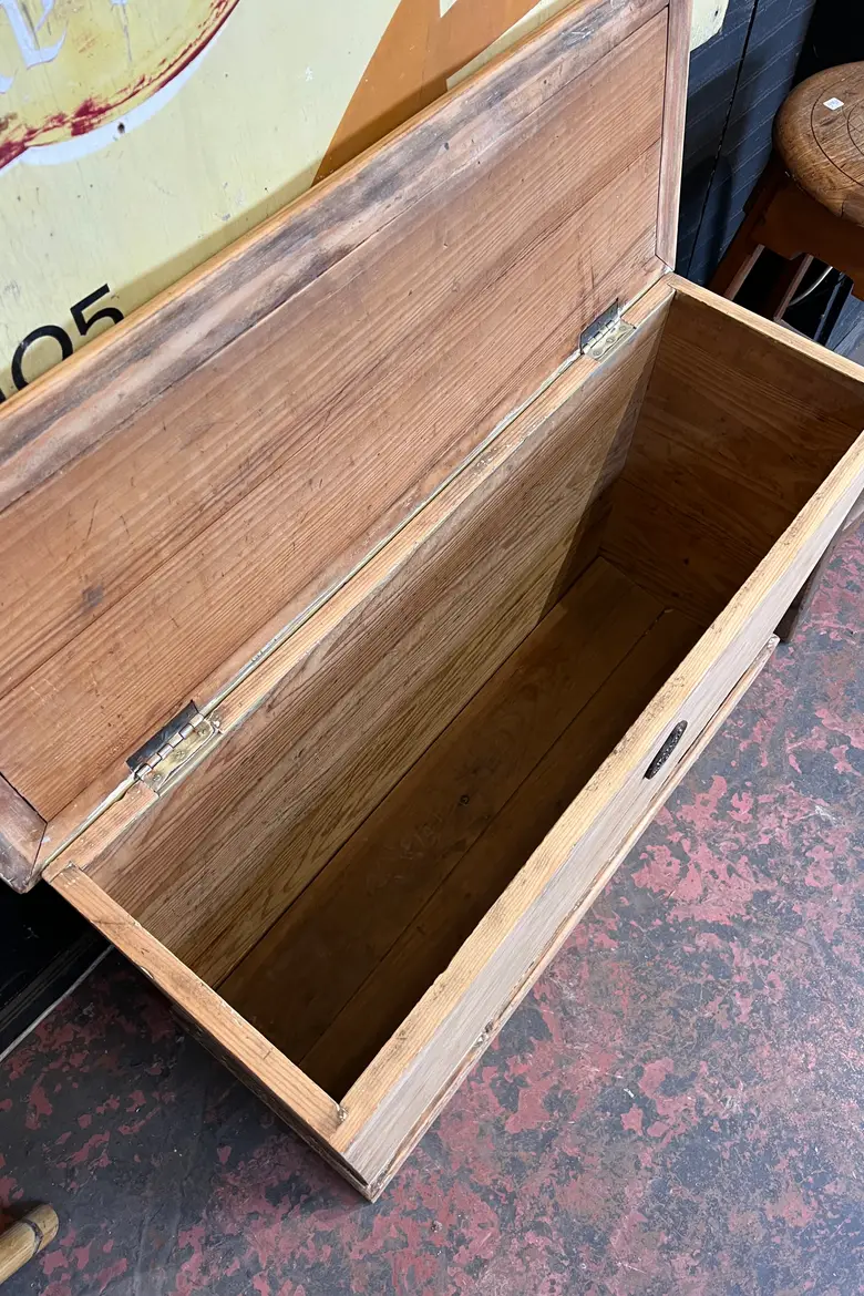 Ancien coffre en bois brut Début XXeme