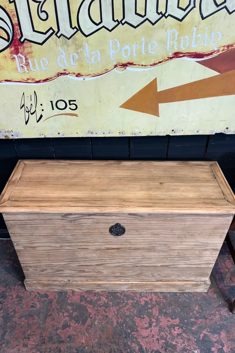 Ancien coffre en bois brut Début XXeme
