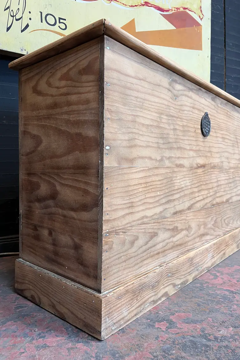 Ancien coffre en bois brut Début XXeme