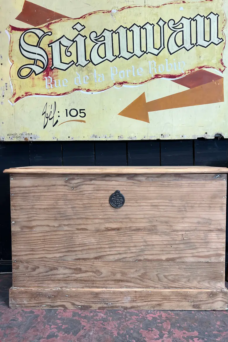 Ancien coffre en bois brut Début XXeme