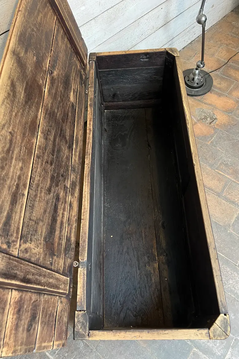 Ancien coffre en chêne du XIXe siècle
