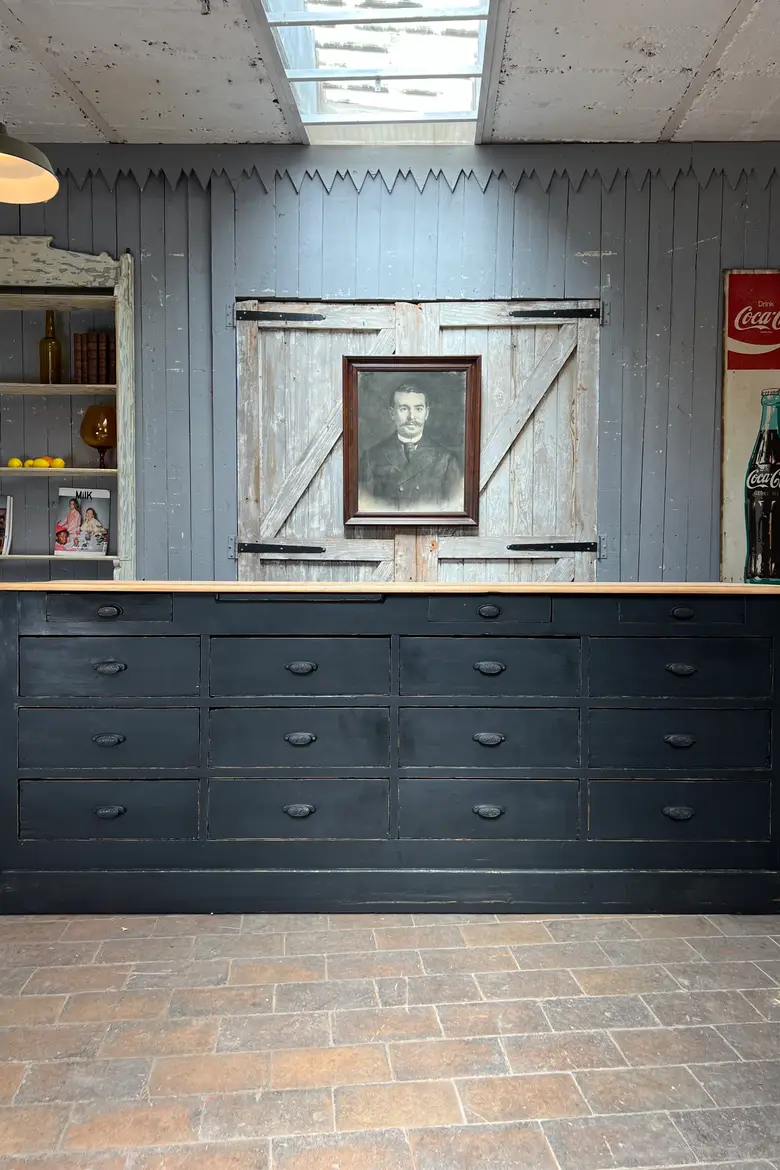 Ancien comptoir à tiroirs
