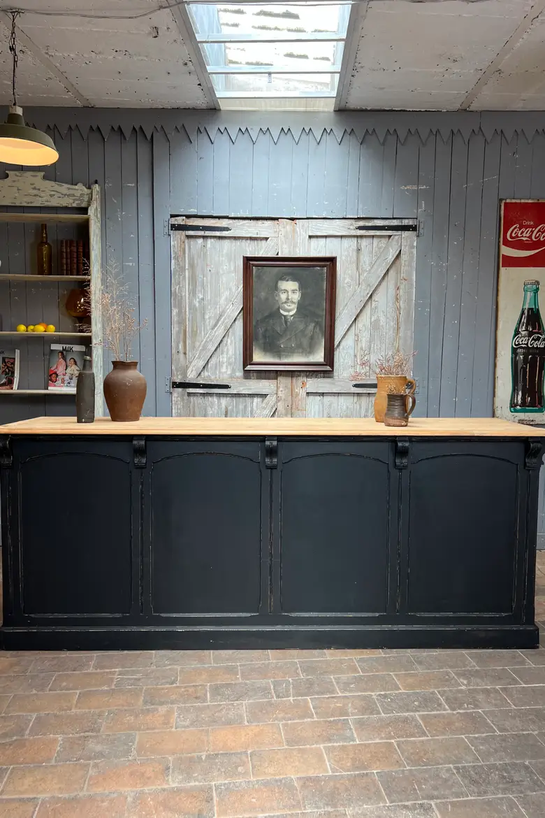 Ancien comptoir à tiroirs