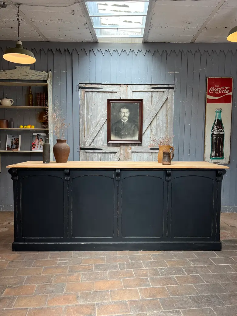 Ancien comptoir à tiroirs