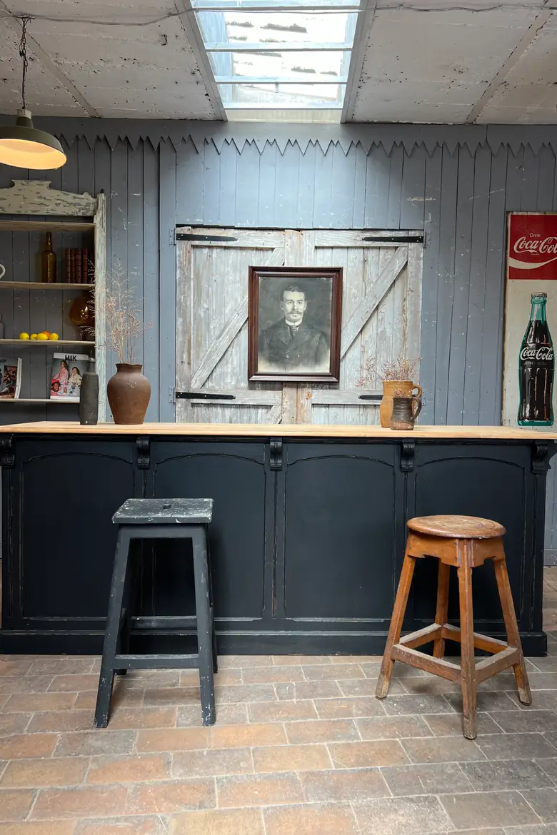 Ancien comptoir à tiroirs