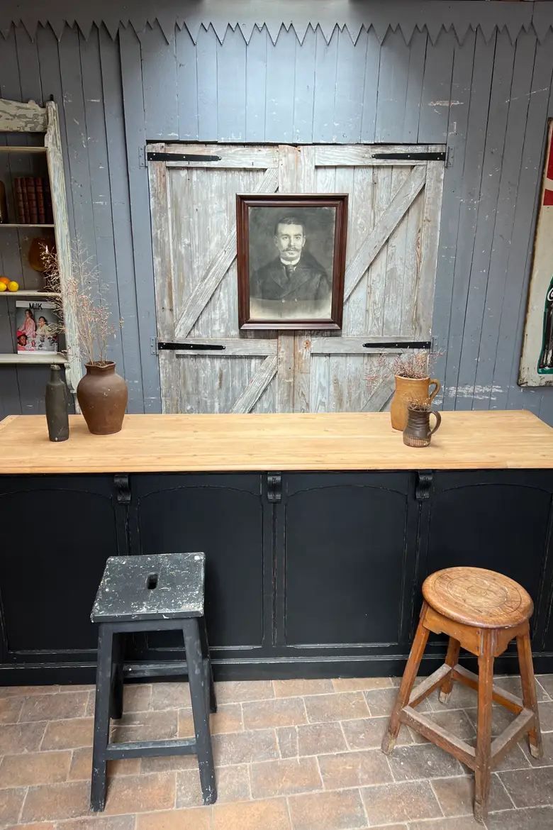 Ancien comptoir à tiroirs