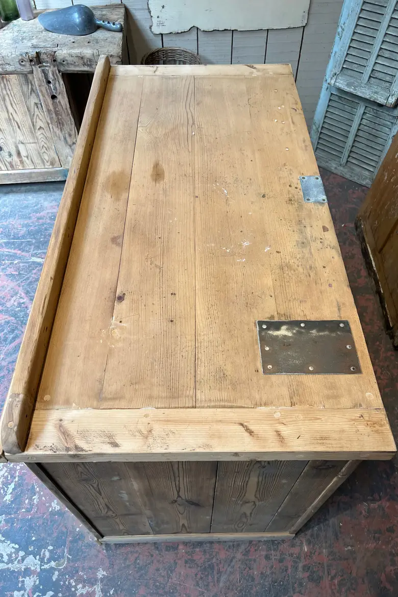 Ancien comptoir d’atelier en sapin Début XXème