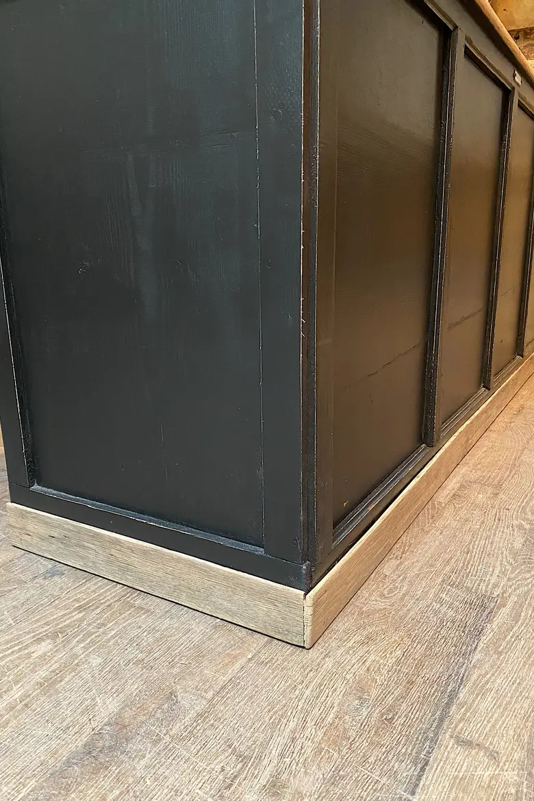 Ancien comptoir de commerce en bois Début XXème