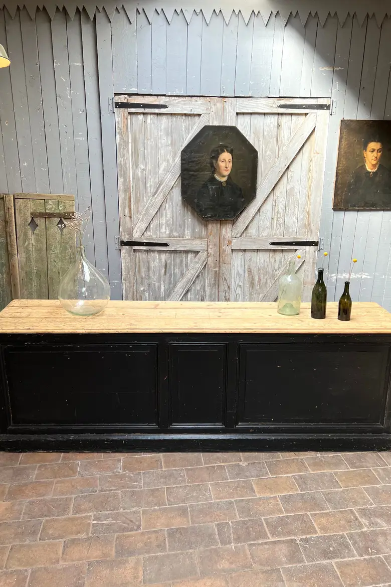 Ancien comptoir de commerce en bois Début XXème