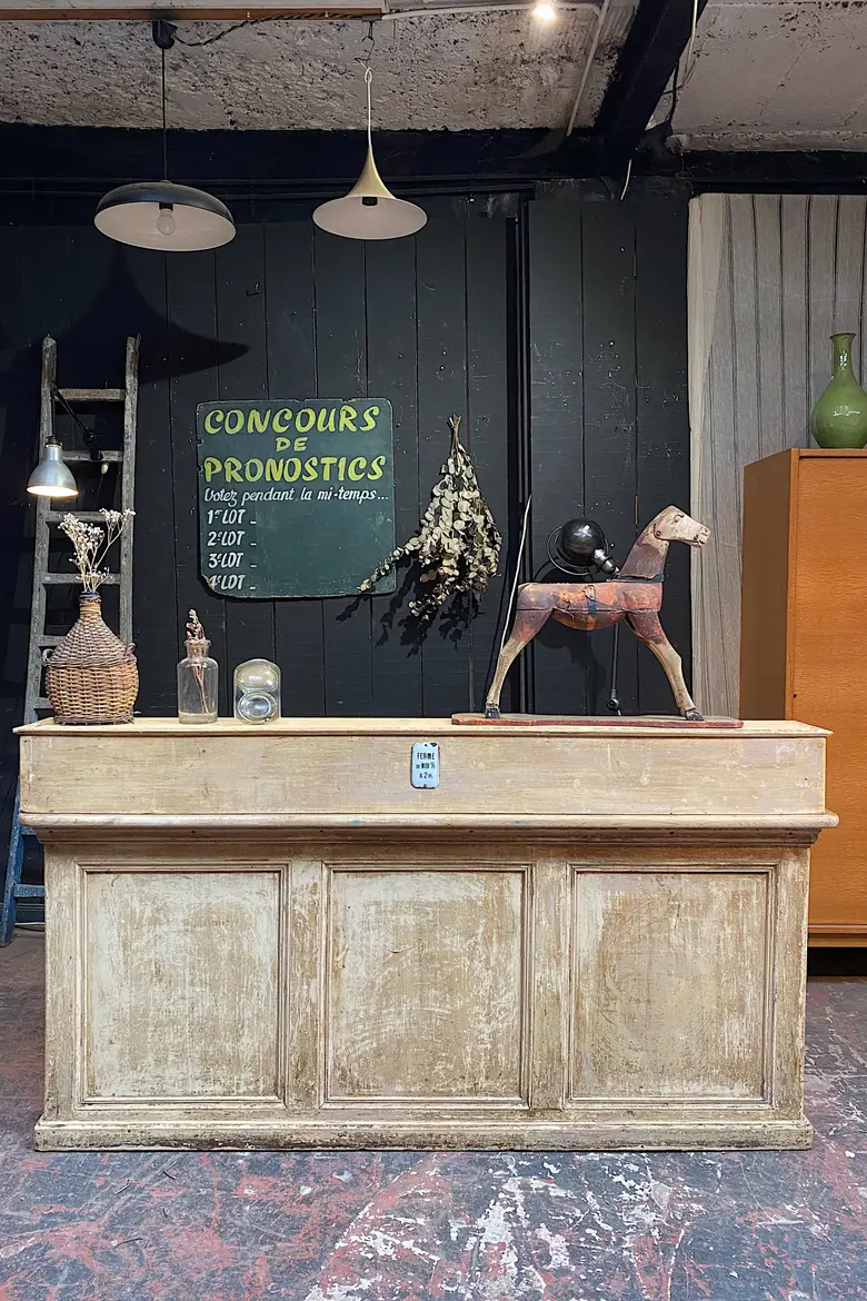Ancien comptoir de commerce en bois Début XXème