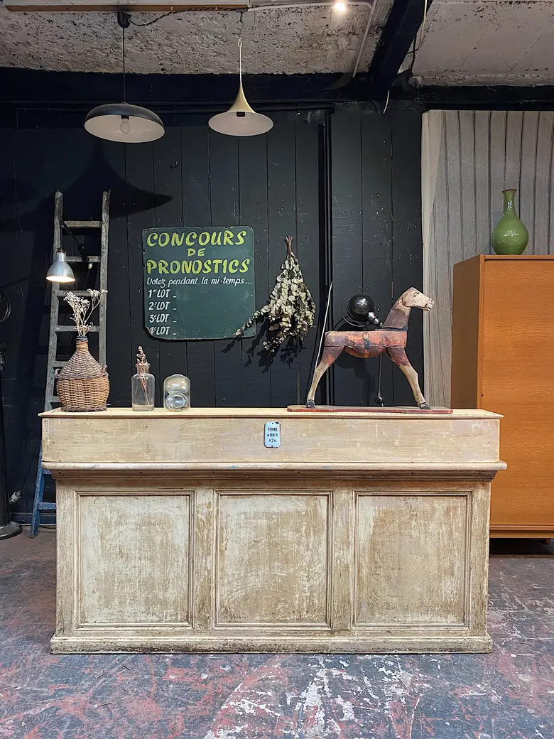 Ancien comptoir de commerce en bois Début XXème