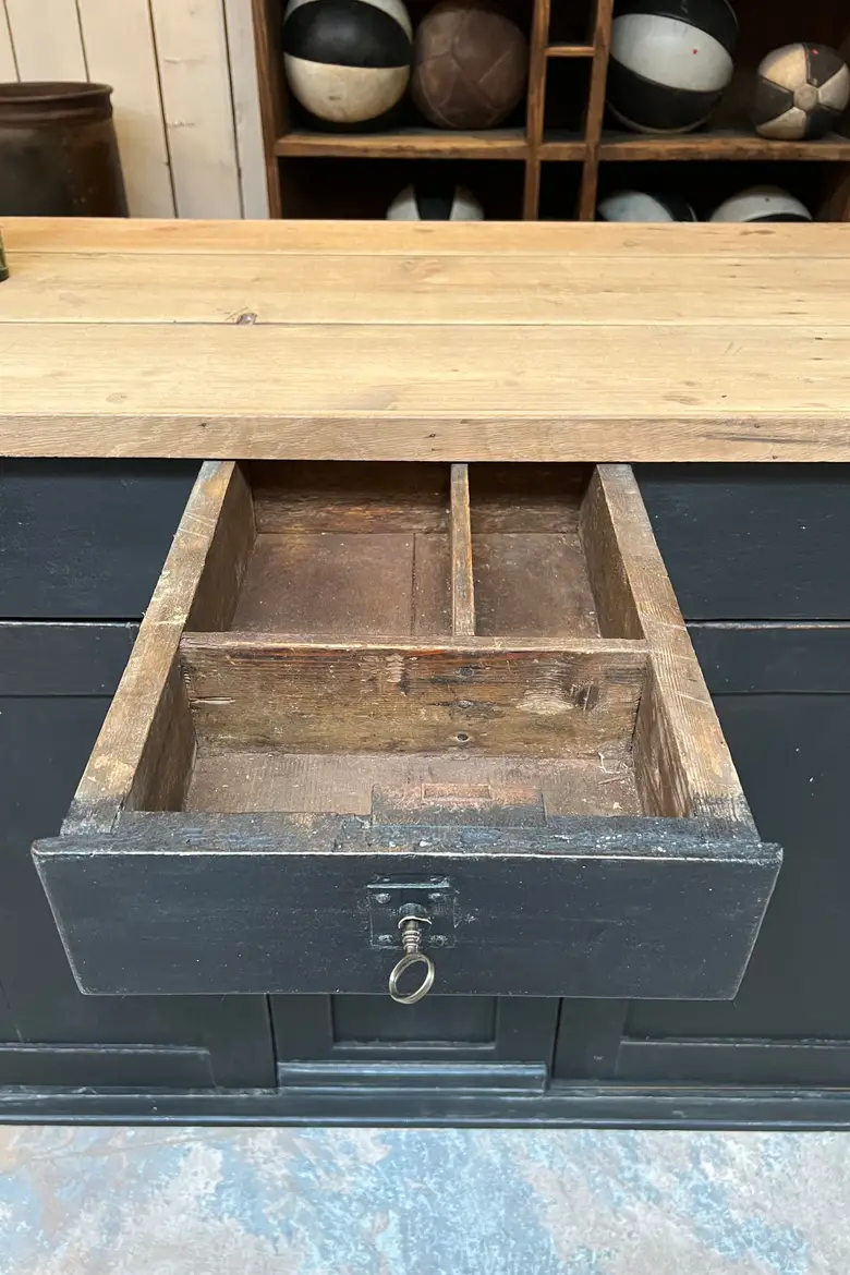 Ancien comptoir de commerce en bois Début XXème