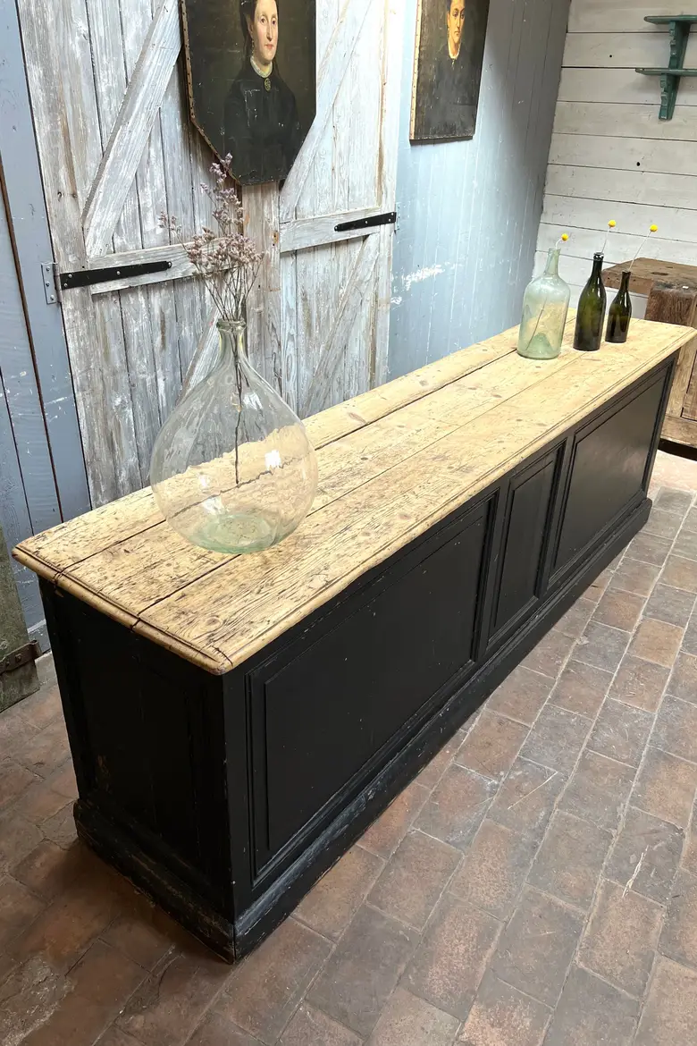 Ancien comptoir de commerce en bois Début XXème