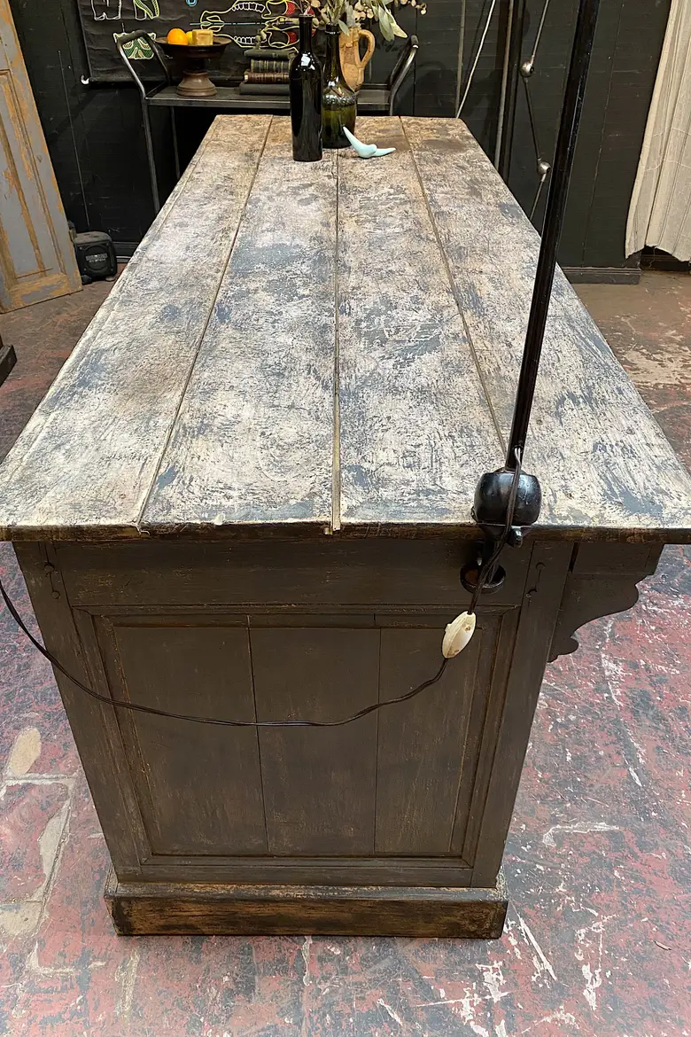 Ancien comptoir de commerce en bois Début XXème