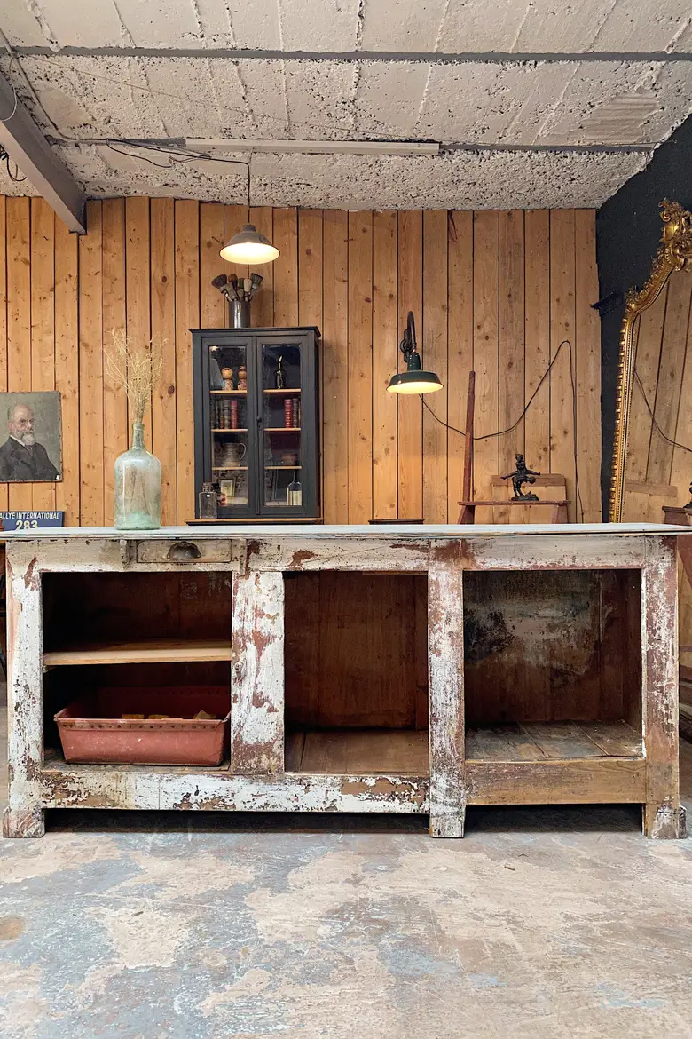 Ancien comptoir de commerce en bois Début XXème