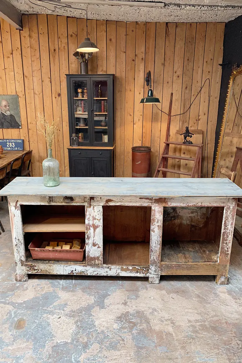 Ancien comptoir de commerce en bois Début XXème