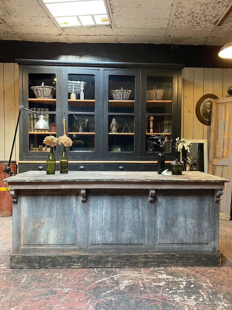Ancien comptoir de commerce en bois Début XXème