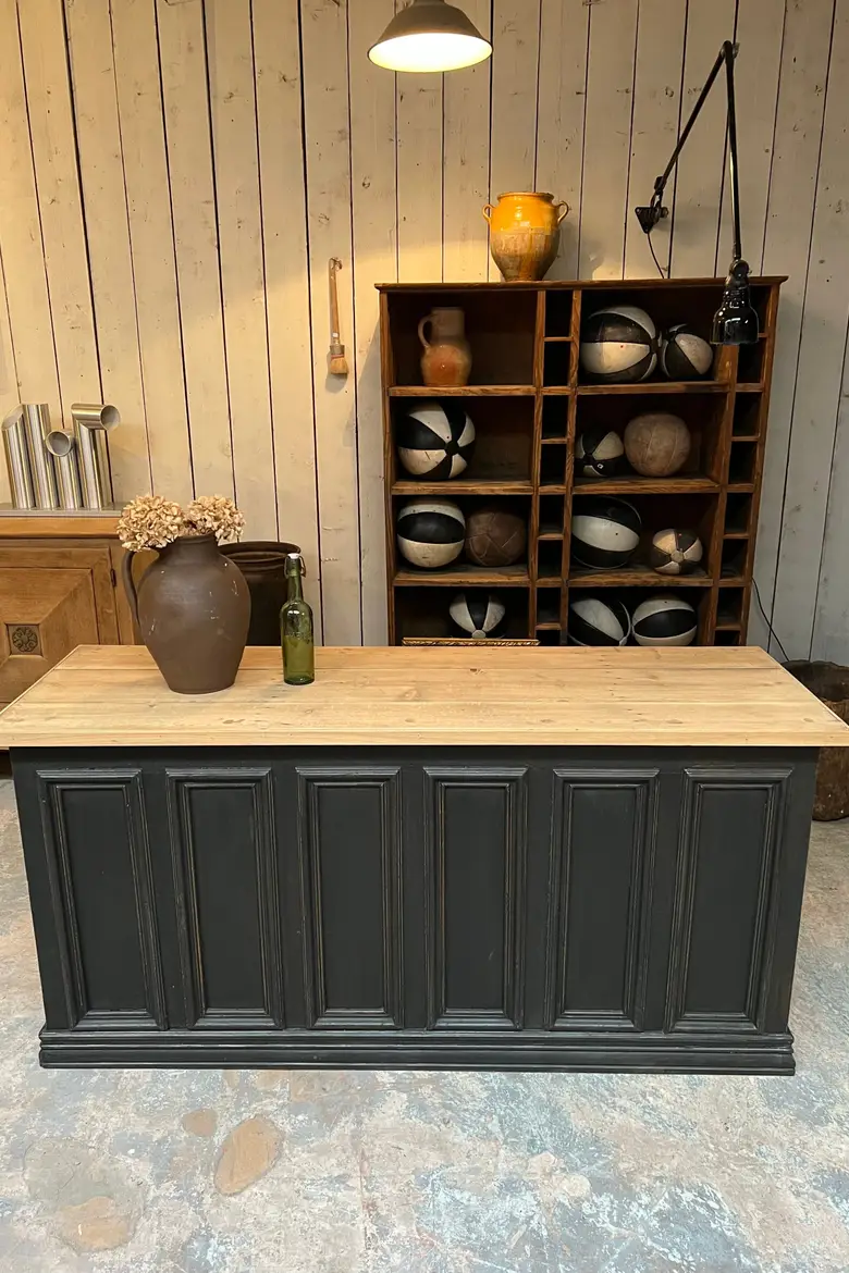 Ancien comptoir de commerce en bois Début XXème