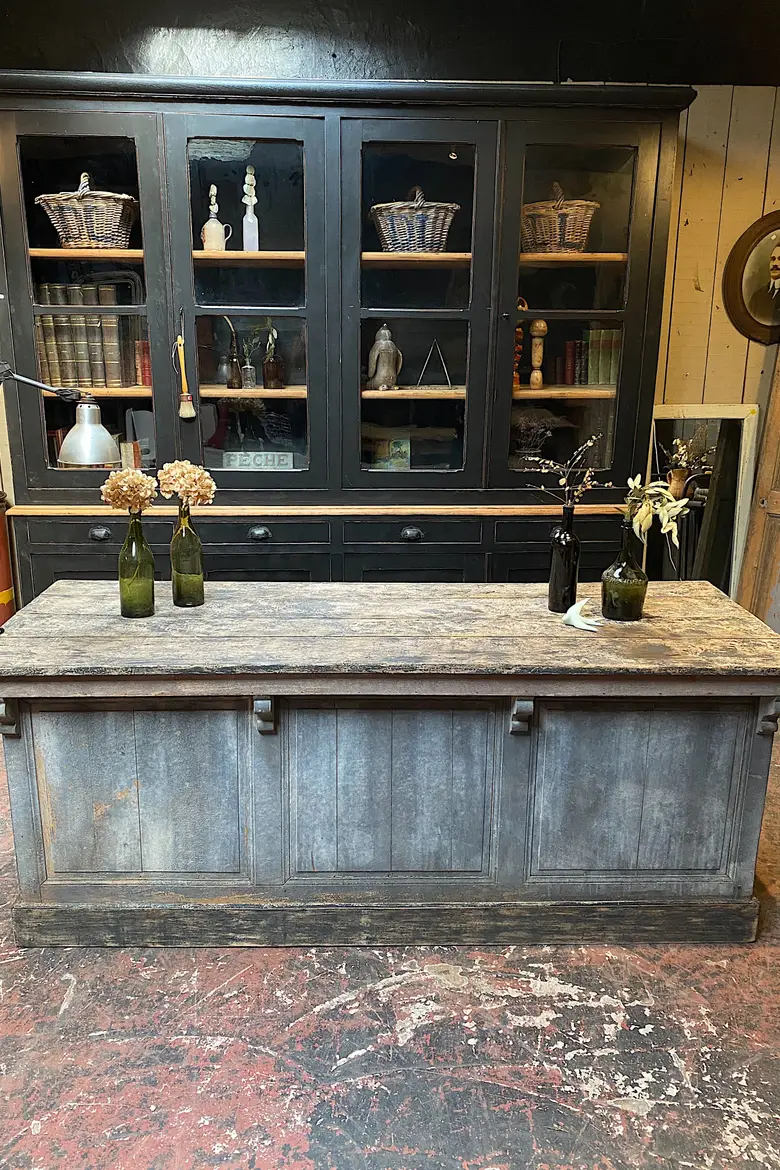 Ancien comptoir de commerce en bois Début XXème